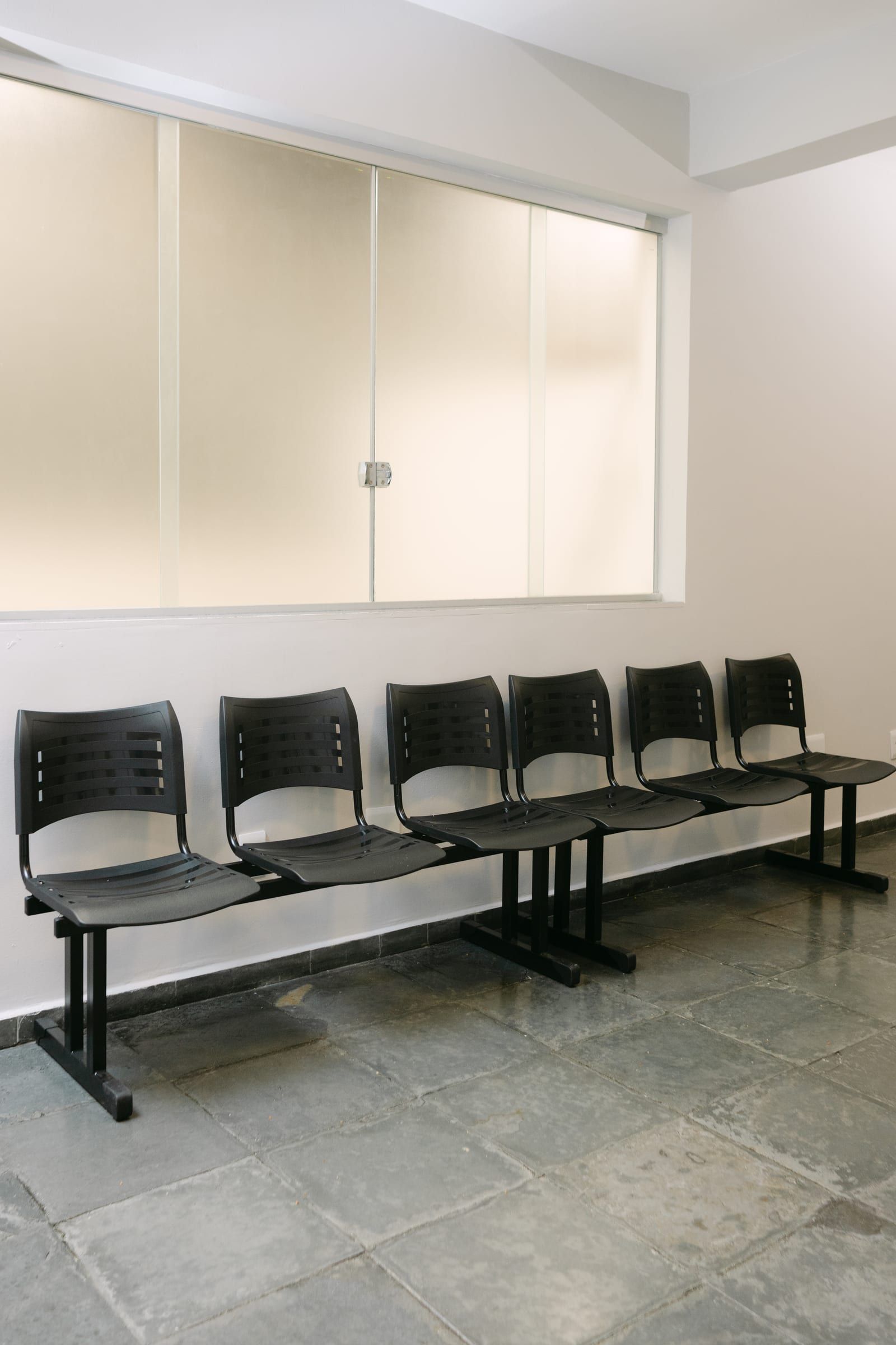 Sala de espera com cadeiras